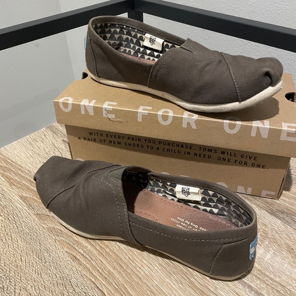 TOMS Tarmac Olive Canvas Women's Classics - Picture 1 of 3
